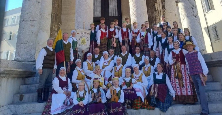 ispudinga-lietuvos-folkloro-ir-sokio-kelione-per-europa:-kai-soka-sirdys-ir-skamba-adrijos-bangos!