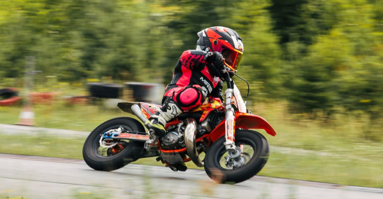 raja-racing-academy-sportininkai-puikiai-pasirode-lietuvos-supermoto-cempionato-etape
