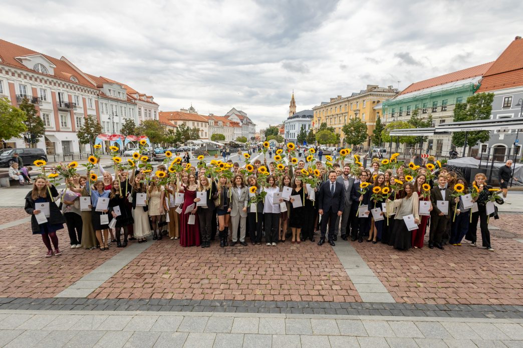 pagerbti-auksciausius-rezultatus-pasieke-vilniaus-abiturientai:-daugiau-nei-viena-simtuka-brandos-egzaminuose-gavo-per-simta-vilnieciu