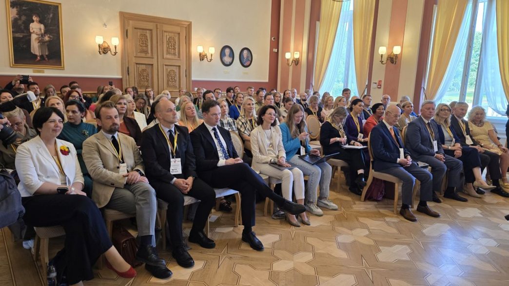 plungeje-–-lietuviu-is-30-ties-pasaulio-saliu-suvaziavimas