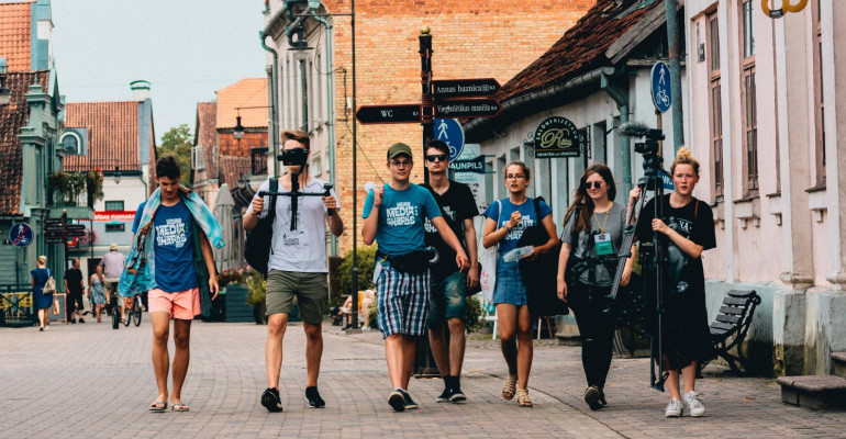 lietuvos-jaunimas-kvieciamas-dalyvauti-nemokamoje-tarptautineje-mediju-stovykloje-latvijoje-„young-media-sharks“