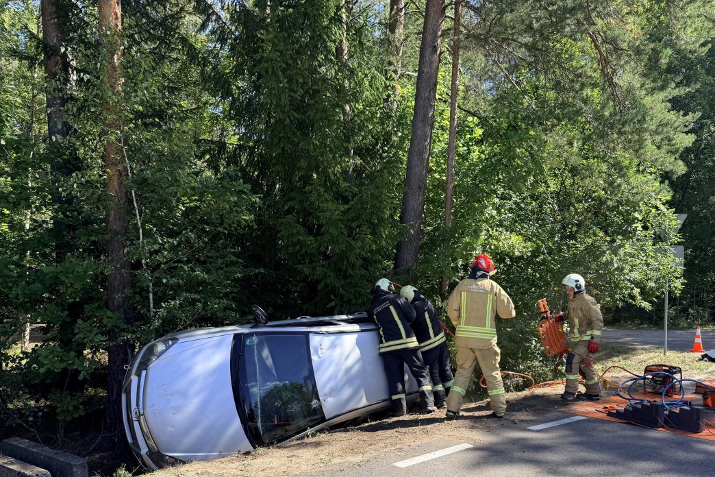 ugniagesiai-gelbetojai-autoivykiuose:-gelbejimo-darbu-daugeja,-tarnyba-pasirengusi-padeti-nukentejusiesiems