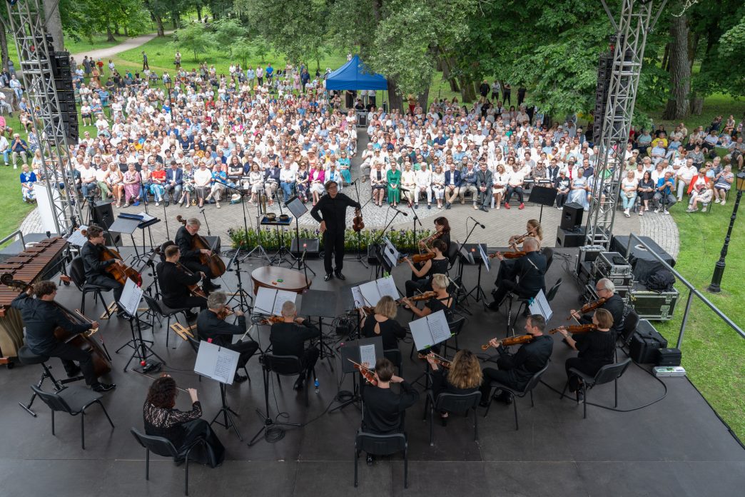 kulturos-viceministre-r.-kurmin-pasidziauge-ilgamete-partneryste-rengiant-muzikos-festivali-jasiunu-dvare