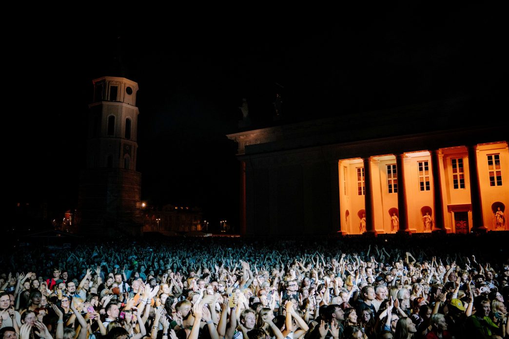 „vilniaus-dienu“-sestadieni-katedros-aiksteje-–-justinas-jarutis-ir-donatas-montvydas