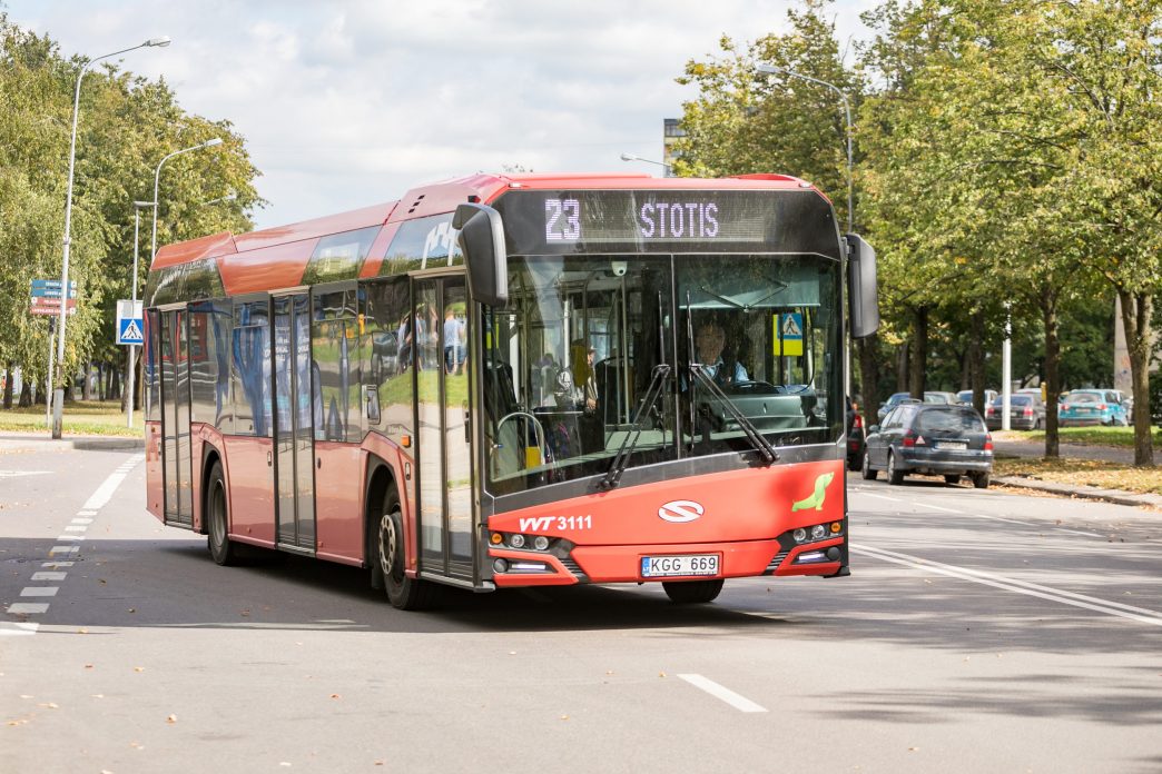 nuo-rugsejo-vilnius-stiprina-viesaji-transporta:-palyginti-su-pernai,-i-gatves-isriedes-daugiau-autobusu-ir-troleibusu