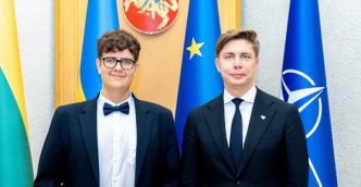 alytiskiui-ernestui-krisiuleviciui-didziuli-ispudi-paliko-apsilankymas-grieztai-saugomoje-erdveje,-kurioje-spausdinami-bei-pakuojami-valstybiniu-brandos-egzaminu-darbai