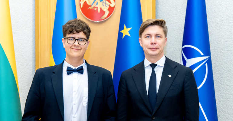alytiskiui-ernestui-krisiuleviciui-didziuli-ispudi-paliko-apsilankymas-grieztai-saugomoje-erdveje,-kurioje-spausdinami-bei-pakuojami-valstybiniu-brandos-egzaminu-darbai