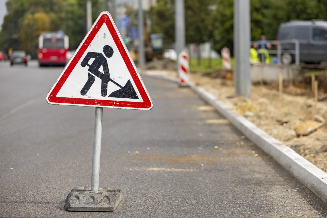 vilniuje-tesiami-susisiekimo-infrastrukturos-atnaujinimo-darbai:-aiskus-gatviu-sarasas,-kuriose-darbus-uzbaigs-iki-rugsejo
