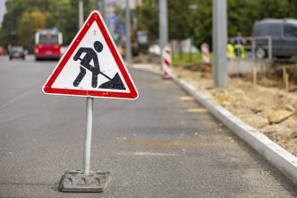 vilniuje-tesiami-susisiekimo-infrastrukturos-atnaujinimo-darbai:-aiskus-gatviu-sarasas,-kuriose-darbus-uzbaigs-iki-rugsejo