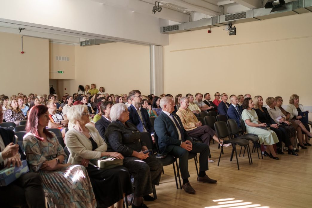 svietimo-istaigu-konferencija:-nuo-ministres-izvalgu-iki-palinkejimo-pasirupinti-savimi