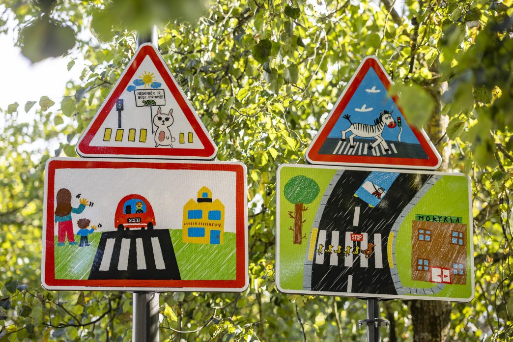 medeinos-gatveje-pasilaiciuose-–-anksciau-niekur-nematyti-kelio-zenklai:-paaiskejo,-kas-laimejo-skelbta-piesiniu-konkursa