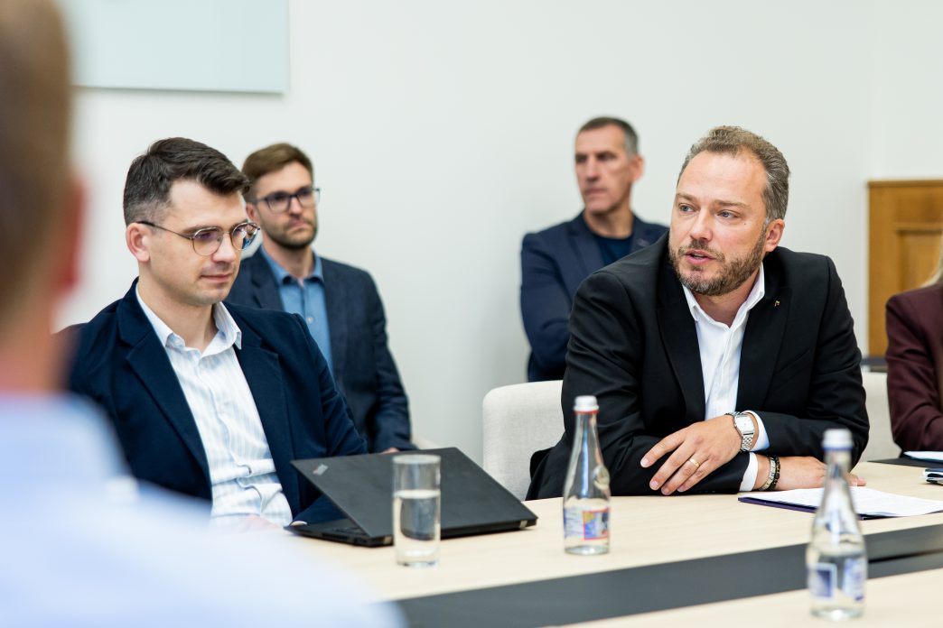 susisiekimo-ministras-juras-taminskas:-del-keliu-eismo-taisykliu-pakeitimu-dviratininku-ir-vairuotoju-saugumui-judama-kompromiso-link