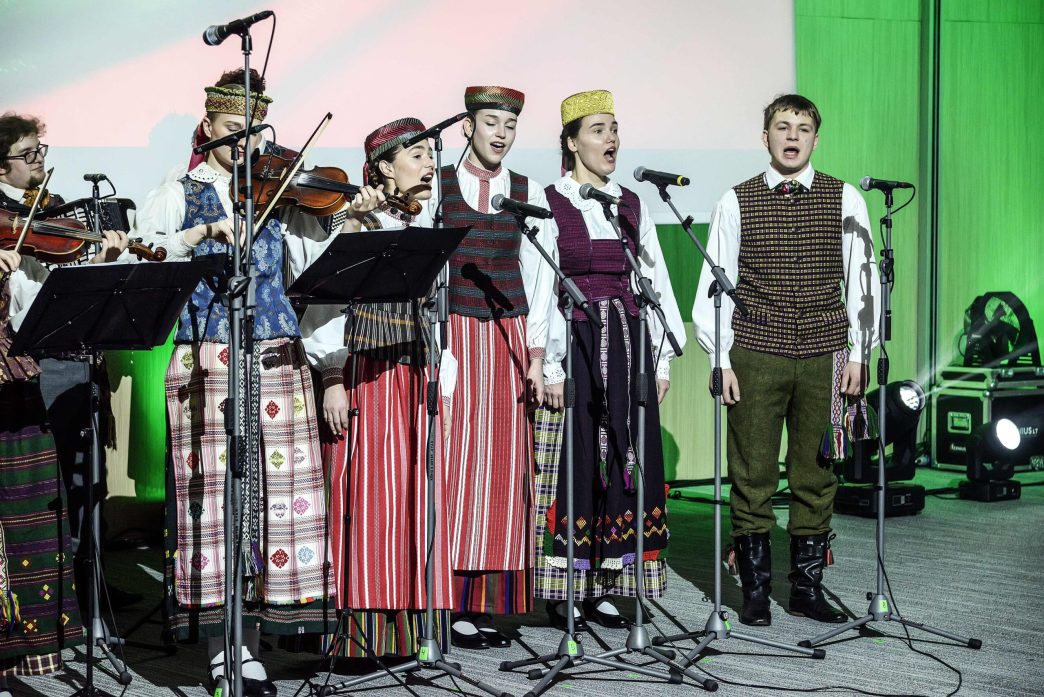 „vingyje“-dainuojanti-austeja:-„cia-galiu-ne-tik-klausytis-tautines-muzikos,-bet-ir-pati-tapti-jos-dalimi“