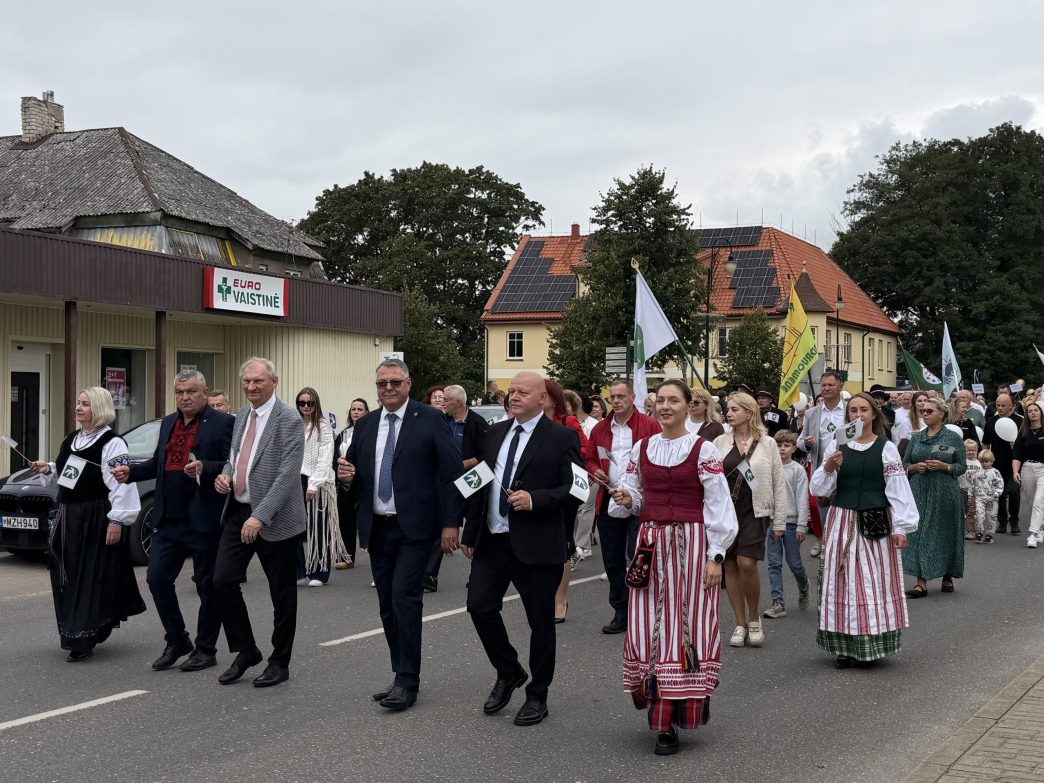 pagegiu-miesto-svente-subure-krasto-zmones-ir-svecius