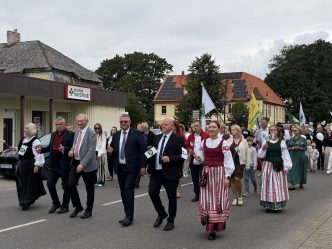 pagegiu-miesto-svente-subure-krasto-zmones-ir-svecius