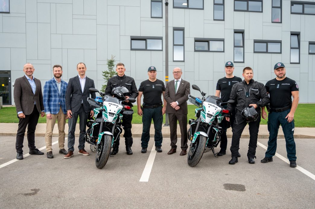 miesto-dovana:-policijai-perduoti-du-nauji-motociklai