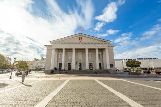 vienas-svarbiausiu-sostines-simboliu-netrukus-pasitiks-atsinaujines:-vilniaus-rotuseje-ipusejo-isores-darbai