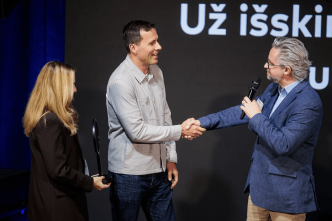 mediju-remimo-fondo-direktorius-iteike-romo-sakadolskio-premija-uz-isskirtine-nuomones-zurnalistika