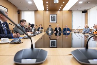mokytoju-pritraukimo-ir-islaikymo-planas:-seime-pristatyti-pirmieji-igyvendinimo-sprendimai