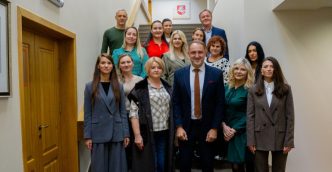 alytaus-miesto-savivaldybe-padekojo-grozio-specialistems,-kavinems-ir-restoranams-uz-senjorams-padovanota-svente