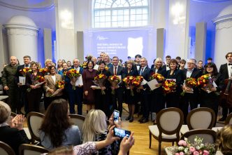 ministre-r.-popoviene-iteike-svietimui,-mokslui-ir-sportui-nusipelniusiems-zmonems-auksciausius-smsm-apdovanojimus