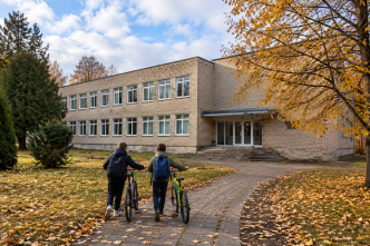 savivaldybes-aukcione-–-buvusi-mokykla-ir-butas-uz-250-eur