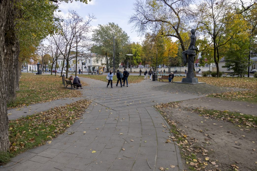 naujamiestyje-ruosiamasi-atnaujinti-skvera-su-„lakstingalos“-skulptura-–-gyventojai-kvieciami-pasitarti 