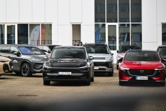 nuo-elektromobiliu-garantiju-iki-„formules-1“-uzkulisiu:-paskelbta-„plug-in-2027“-konferencijos-programa