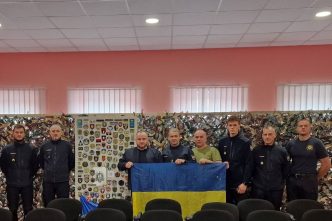varenos-ugniagesiai-gelbetojai-ukrainai-pina-maskuojamuosius-tinklus