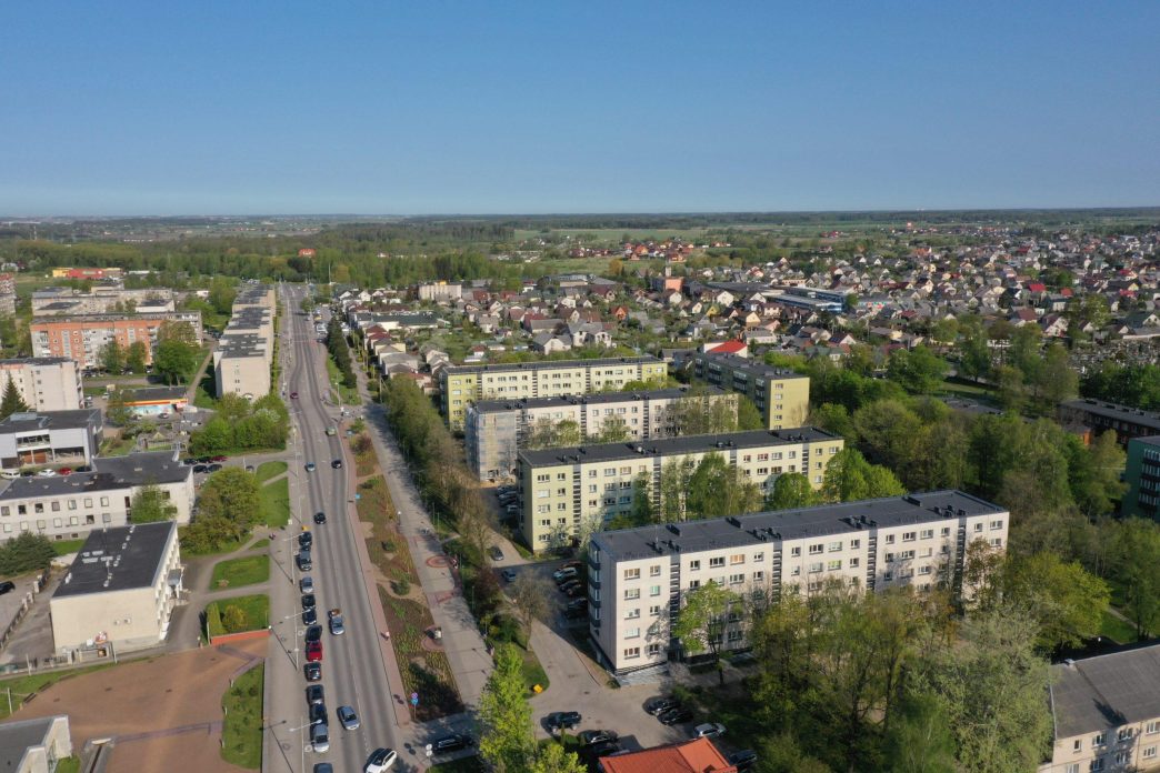 bus-tvarkomas-daugiabuciu-kvartalas-gargzduose:-kiemuose-per-400-vietu-automobiliams,-nauji-pesciuju-ir-dviraciu-takai