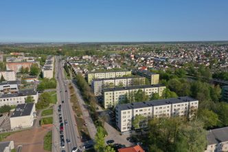 bus-tvarkomas-daugiabuciu-kvartalas-gargzduose:-kiemuose-per-400-vietu-automobiliams,-nauji-pesciuju-ir-dviraciu-takai