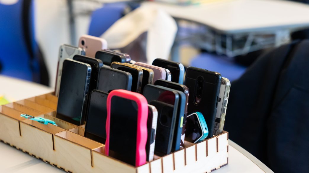 visos-svietimo-istaigos-turi-mobiliuju-telefonu-naudojimo-tvarkas,-per-90-proc.-mokyklu-naudotis-telefonais-draudziama