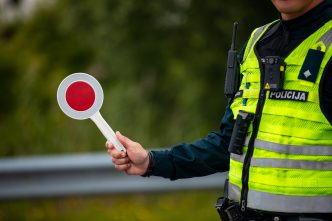 policija-ragina-velines-pasitikti-atsakingai